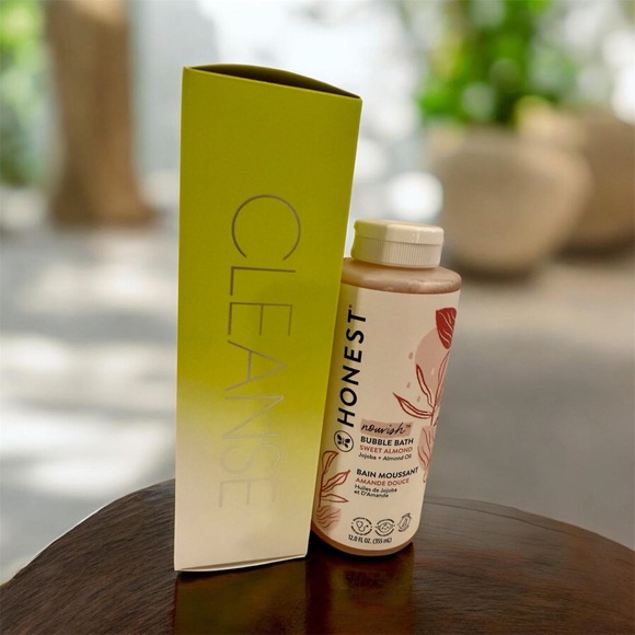 Bloomingdale’s Beauty Essentials Gift Set ($300 value) - Exclusive - Picture 4 of 8